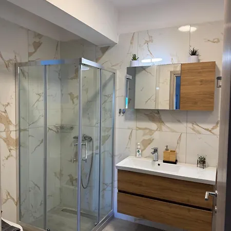 Luxury Irinis Apartament