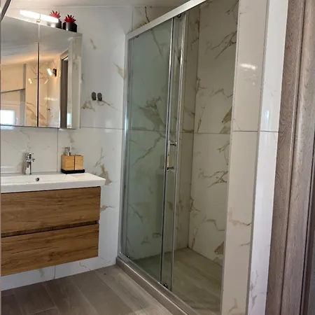 Luxury Irinis Apartament *